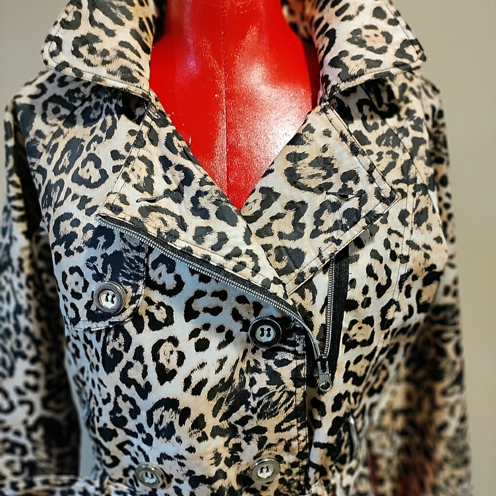Leopard print motto belted jacket